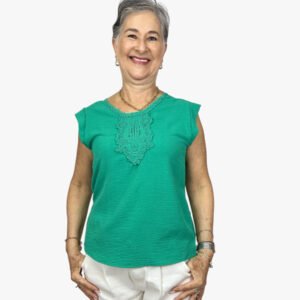 Blusa Together con ligero cuello V y tejido en cuello