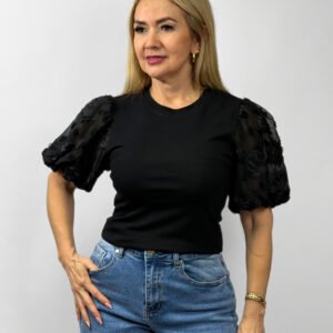 BLUSA CON DETALLE FLORAL EN LA MANGA RUNWAY