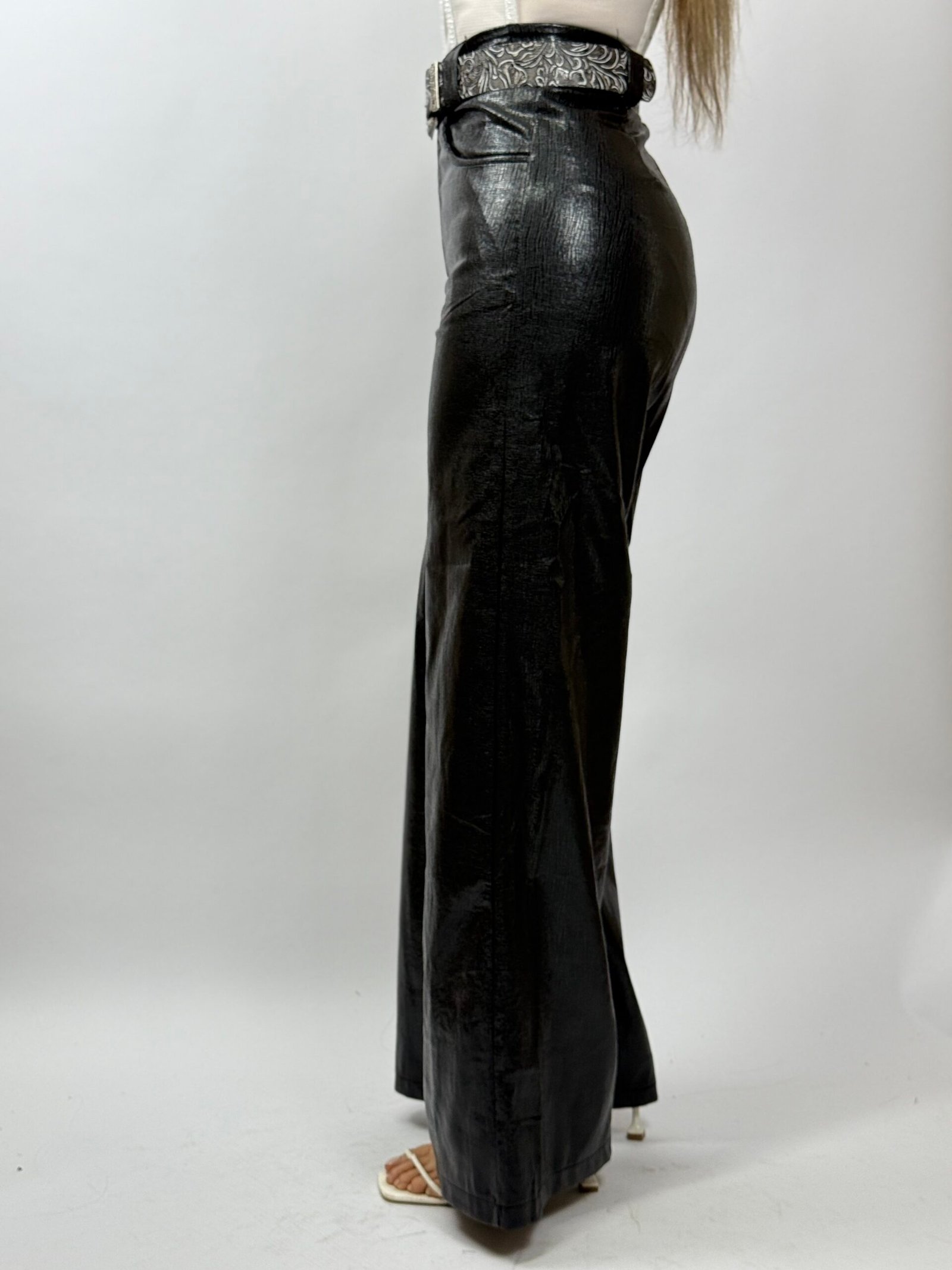 PANTALÓN TIPO CUERINA CON FAJA CRETA - Imagen 3