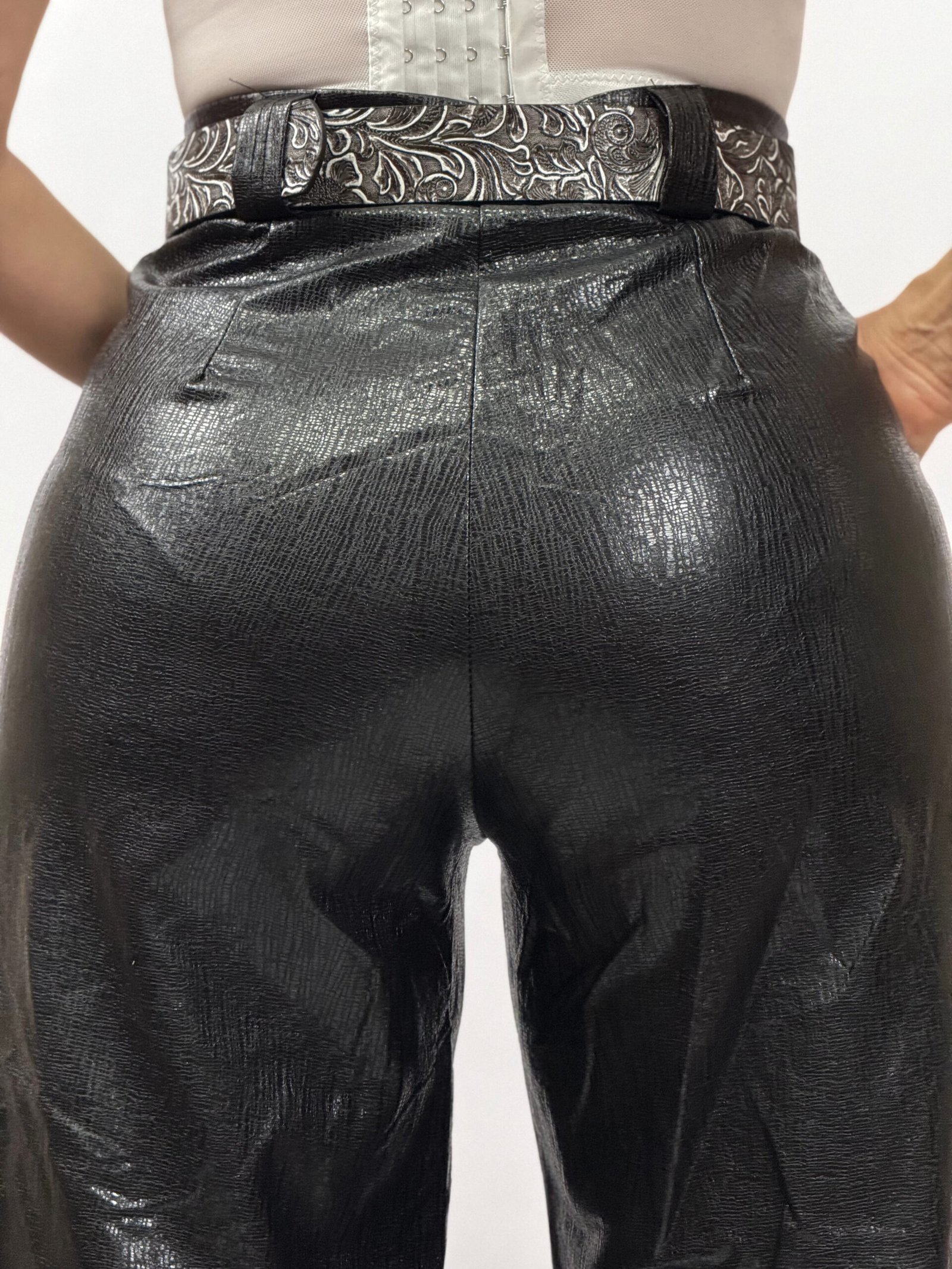 PANTALÓN TIPO CUERINA CON FAJA CRETA - Imagen 6