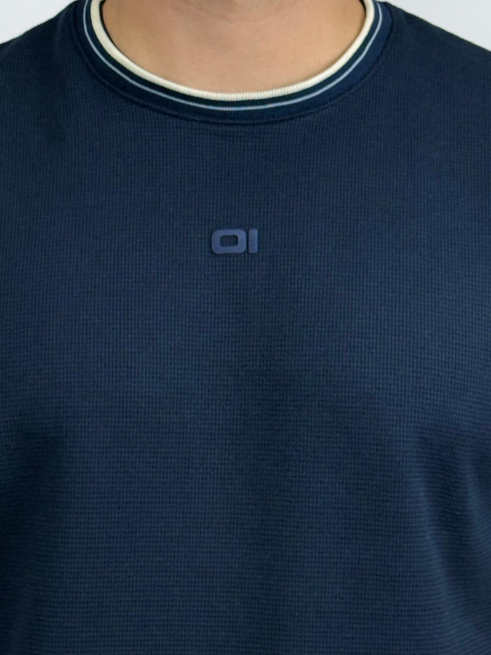 CAMISETA CON LÍNEA DE BORDE BLANCA THE ONE - Imagen 4