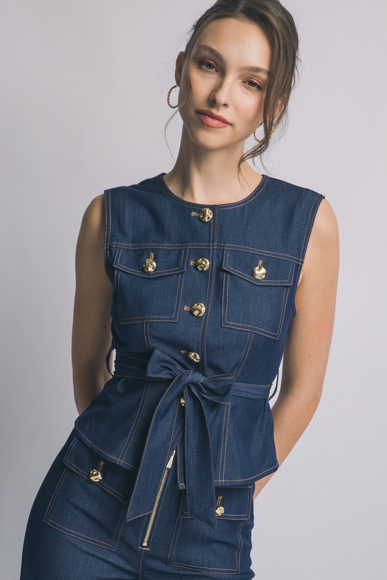 BLUSA SIN MANGAS TIPO MEZCLILLA CON AJUSTE EN CINTURA LOVE TREE