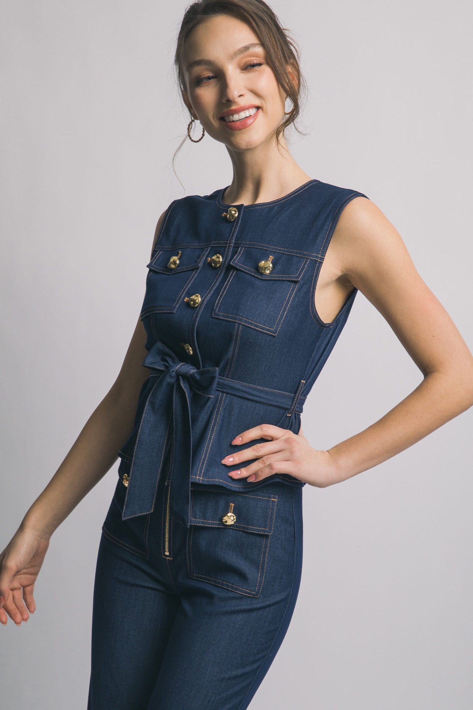 BLUSA SIN MANGAS TIPO MEZCLILLA CON AJUSTE EN CINTURA LOVE TREE - Imagen 4