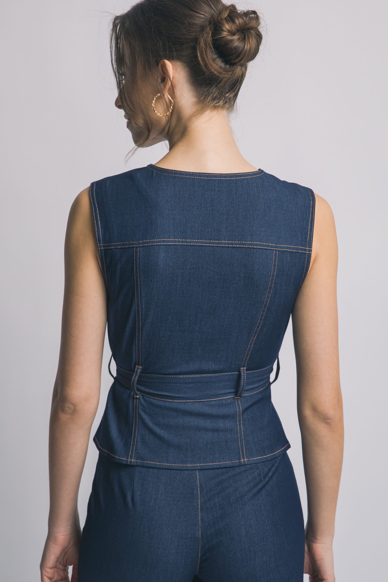 BLUSA SIN MANGAS TIPO MEZCLILLA CON AJUSTE EN CINTURA LOVE TREE - Imagen 5