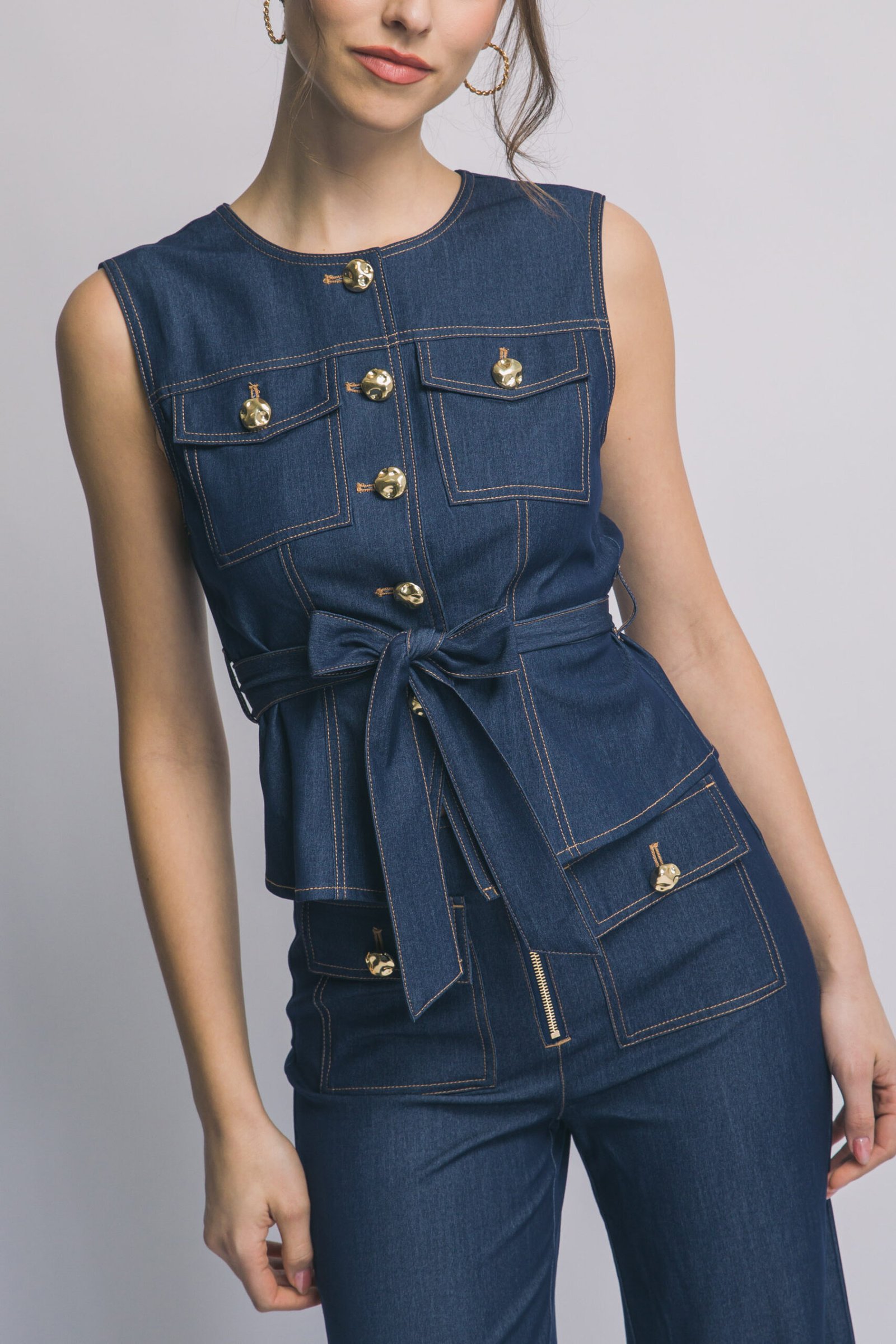 BLUSA SIN MANGAS TIPO MEZCLILLA CON AJUSTE EN CINTURA LOVE TREE - Imagen 3