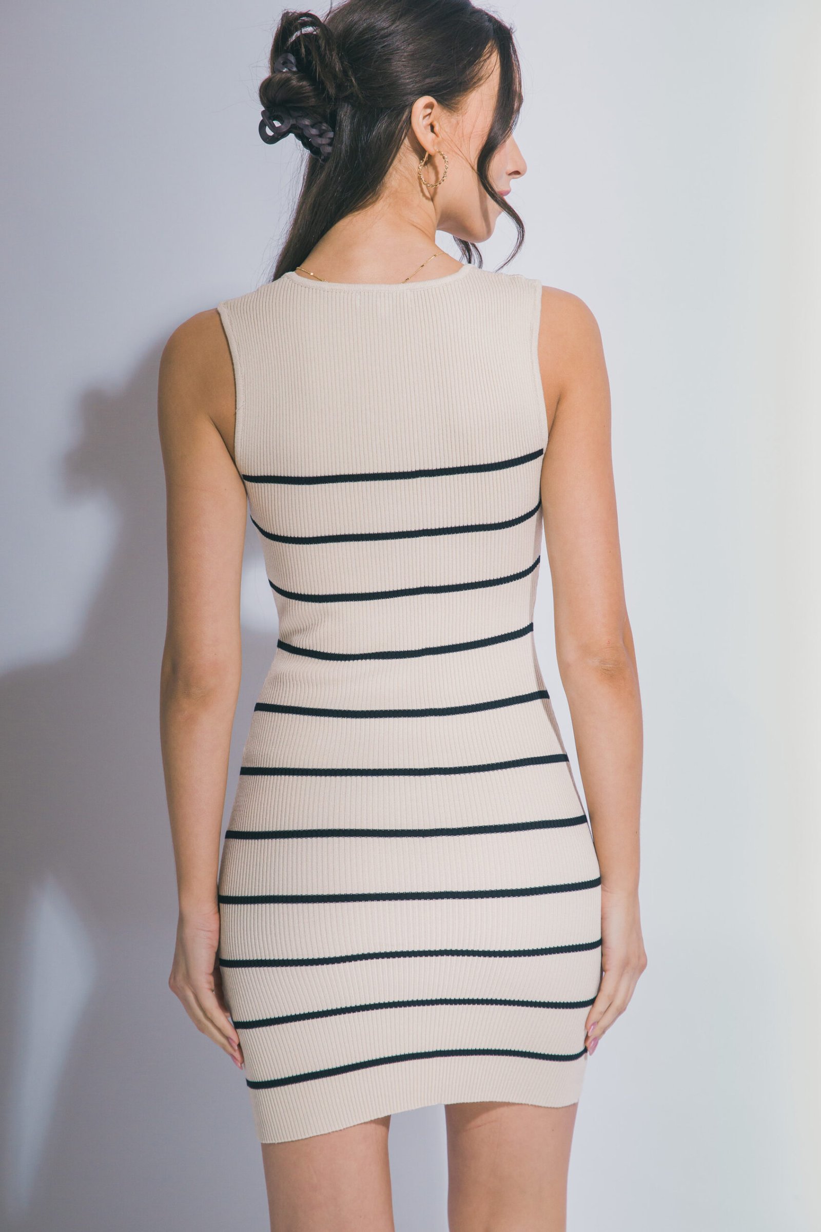 VESTIDO BEIGE CON RAYAS NEGRAS CORTO Y AJUSTADO LOVE TREE - Imagen 5