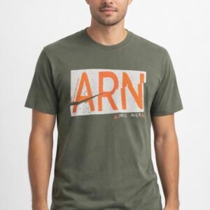 CAMISETA CON ESTAMPADO EN PECHO ARENA