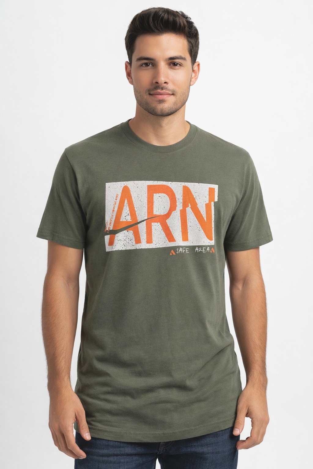 CAMISETA CON ESTAMPADO EN PECHO ARENA